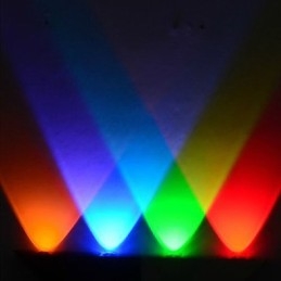 Moderne wandlamp met zwart en zilverkleurig chique driehoekig design