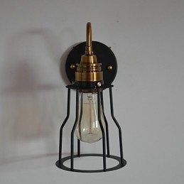 Minimalistische artistieke wandlamp met zwarte metalen skeletkap