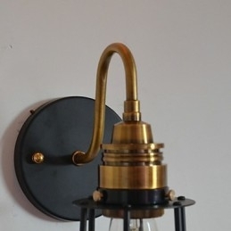 Minimalistische artistieke wandlamp met zwarte metalen skeletkap