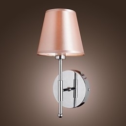 Eenvoudig ontworpen wandlamp in warm licht