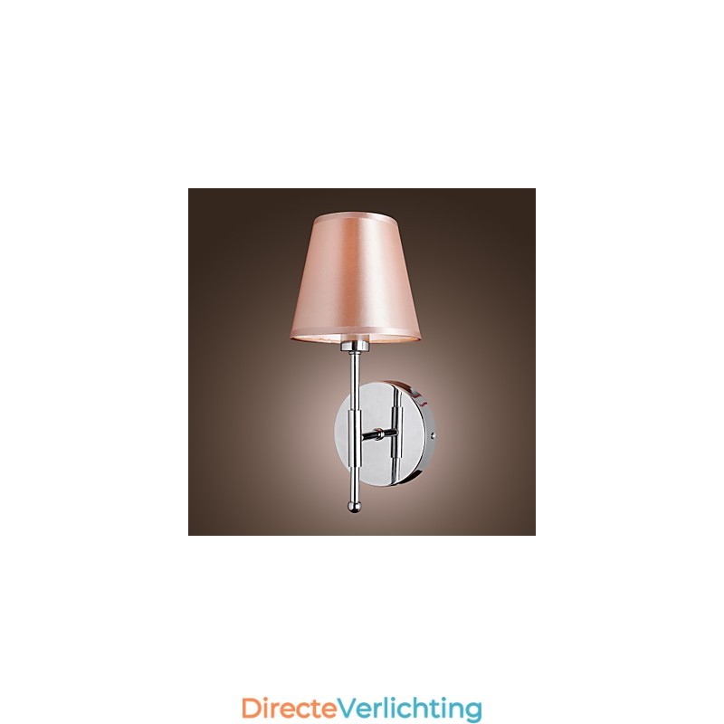 Eenvoudig ontworpen wandlamp in warm licht