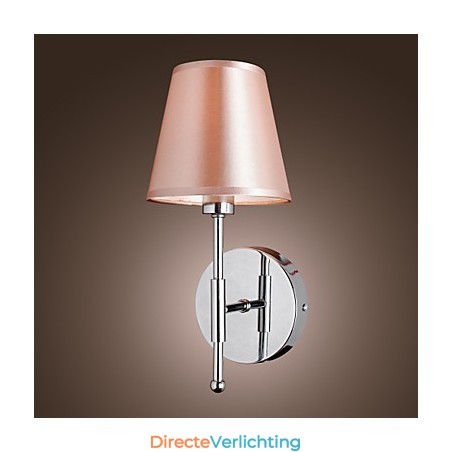 Eenvoudig ontworpen wandlamp in warm licht Eenvoudig ontworpen wandlamp in warm licht