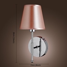 Eenvoudig ontworpen wandlamp in warm licht