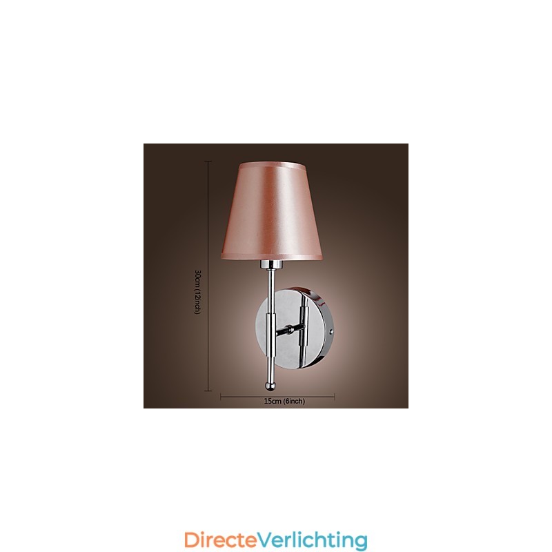 Eenvoudig ontworpen wandlamp in warm licht