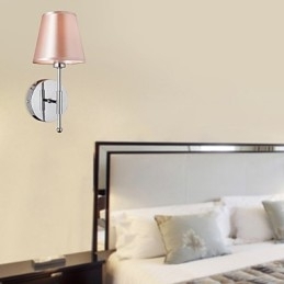Eenvoudig ontworpen wandlamp in warm licht