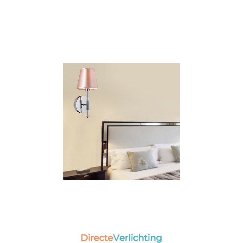 Eenvoudig ontworpen wandlamp in warm licht