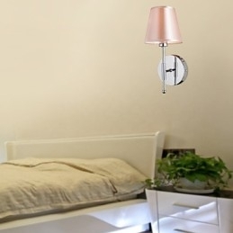 Eenvoudig ontworpen wandlamp in warm licht