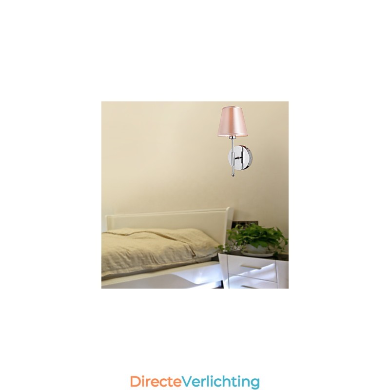 Eenvoudig ontworpen wandlamp in warm licht