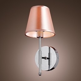 Eenvoudig ontworpen wandlamp in warm licht