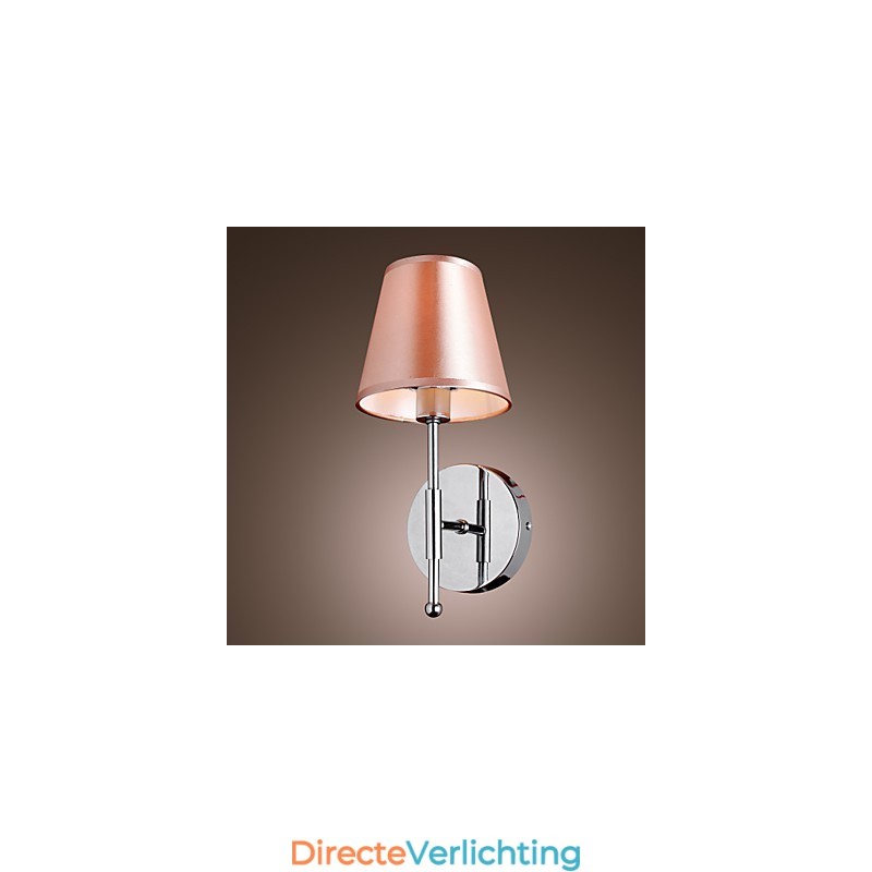 Eenvoudig ontworpen wandlamp in warm licht
