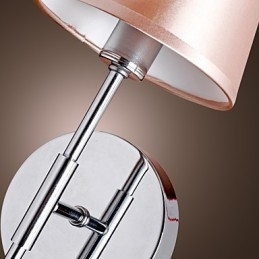 Eenvoudig ontworpen wandlamp in warm licht