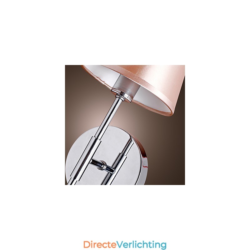 Eenvoudig ontworpen wandlamp in warm licht