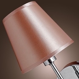 Eenvoudig ontworpen wandlamp in warm licht