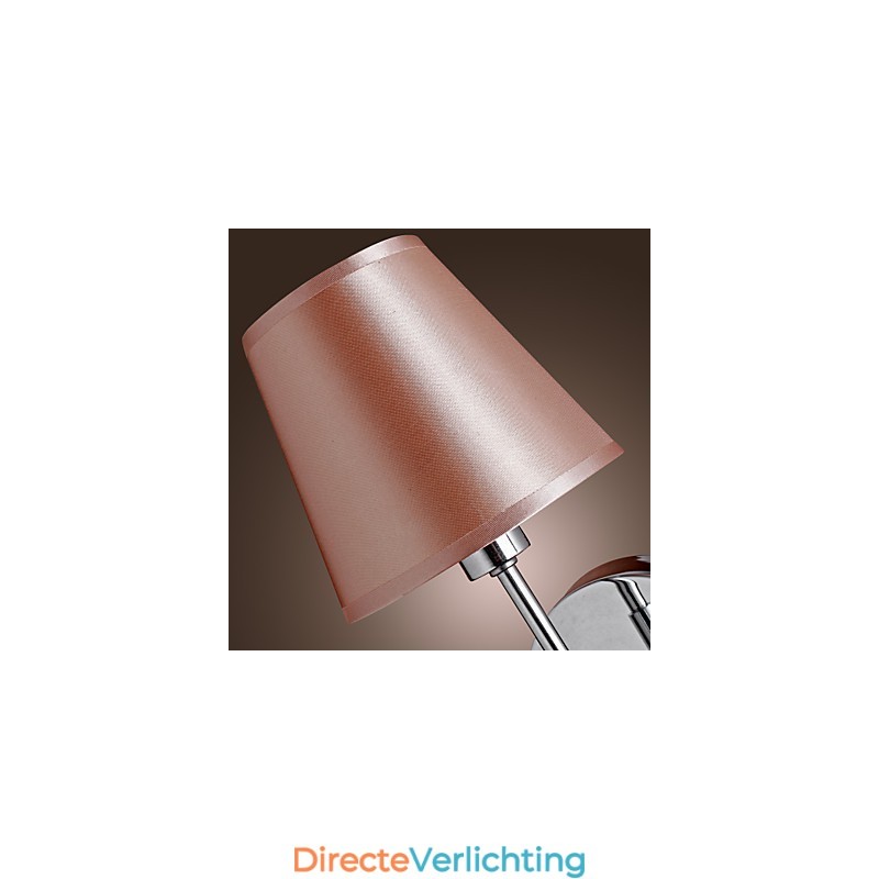 Eenvoudig ontworpen wandlamp in warm licht