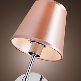 Eenvoudig ontworpen wandlamp in warm licht