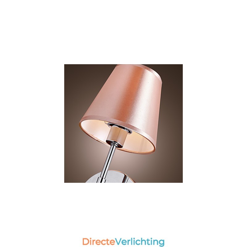 Eenvoudig ontworpen wandlamp in warm licht