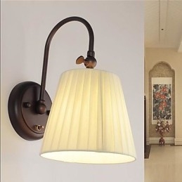 Wandlamp van ijzer met stoffen kap in 1 lamp