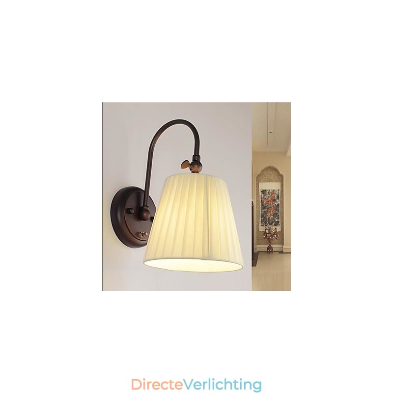 Wandlamp van ijzer met stoffen kap in 1 lamp