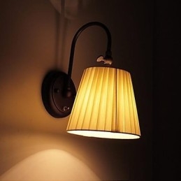 Wandlamp van ijzer met stoffen kap in 1 lamp
