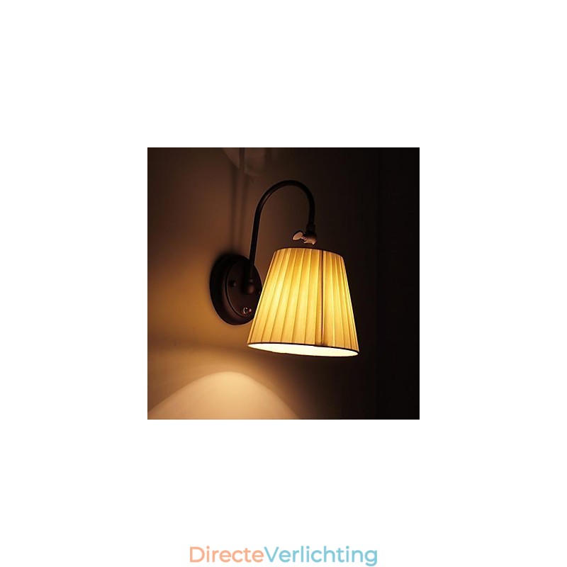 Wandlamp van ijzer met stoffen kap in 1 lamp