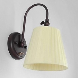 Wandlamp van ijzer met stoffen kap in 1 lamp