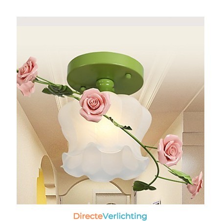 Valentijnsdag De rozentuin Bloemen en planten absorberen koepellicht Valentijnsdag De rozentuin Bloemen en planten absorberen koepellicht