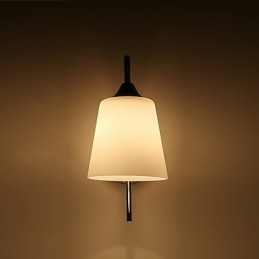 Moderne, eigentijdse, gegalvaniseerde landelijke wandlamp met sfeerverlichting