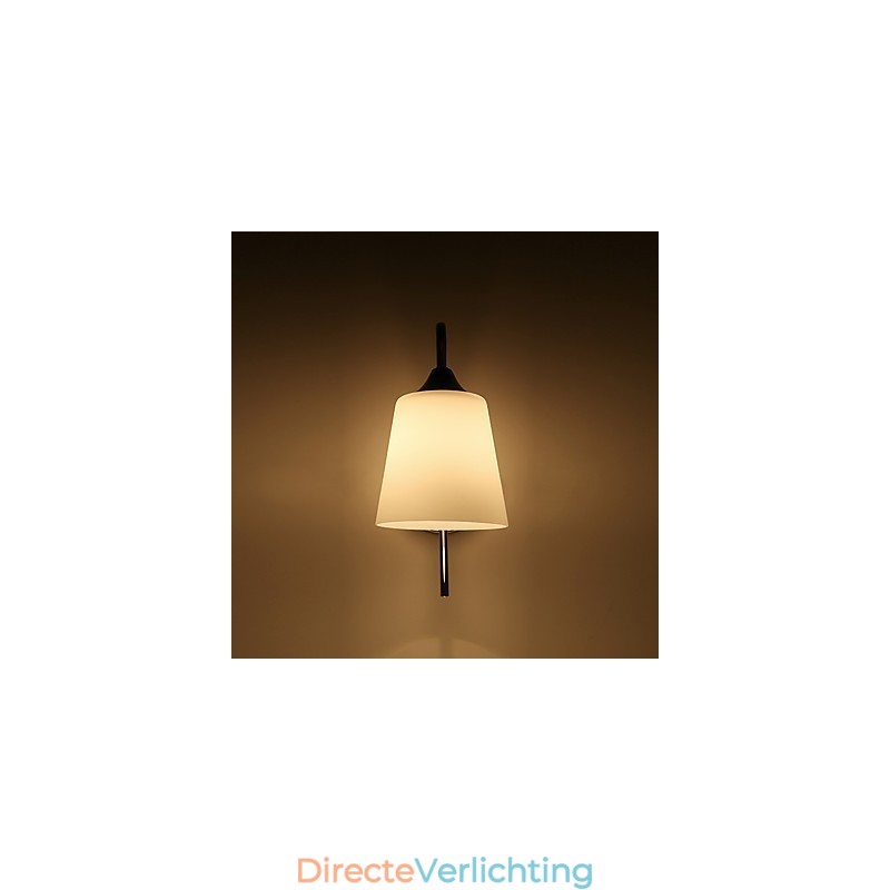 Moderne, eigentijdse, gegalvaniseerde landelijke wandlamp met sfeerverlichting