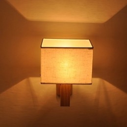 Eenvoudige wandlamp, nachtkastje, bureaulamp met stoffen kap en massief hout voor slaapkamer, ladekast, woonkamer, babykamer