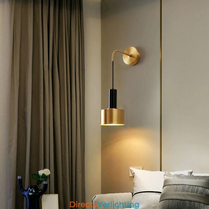 Moderne wandlamp zwart goud contrasterende kleur wandlamp
