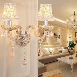 Elegante kristallen wandlamp in Europese stijl, gangpad