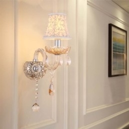 Elegante kristallen wandlamp in Europese stijl, gangpad