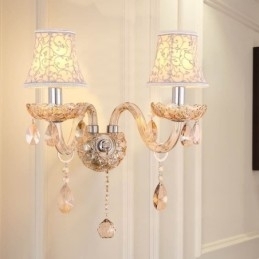 Elegante kristallen wandlamp in Europese stijl, gangpad