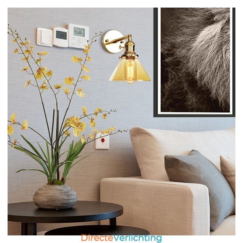 Moderne wandlamp met glazen kap