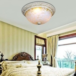 Witte plafondlamp met patroon van glashars en goudkleurig snijwerk in Europese stijl