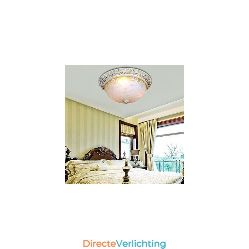 Witte plafondlamp met patroon van glashars en goudkleurig snijwerk in Europese stijl
