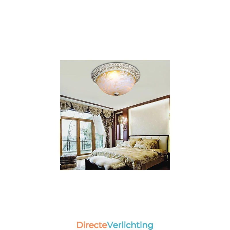 Witte plafondlamp met patroon van glashars en goudkleurig snijwerk in Europese stijl
