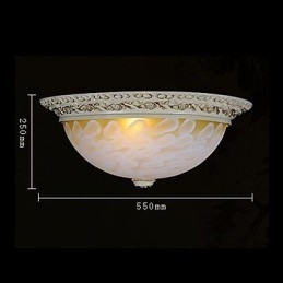 Witte plafondlamp met patroon van glashars en goudkleurig snijwerk in Europese stijl