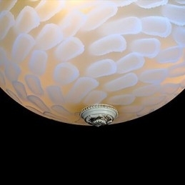 Witte plafondlamp met patroon van glashars en goudkleurig snijwerk in Europese stijl