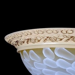 Witte plafondlamp met patroon van glashars en goudkleurig snijwerk in Europese stijl