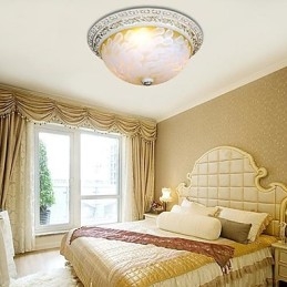 Witte plafondlamp met patroon van glashars en goudkleurig snijwerk in Europese stijl