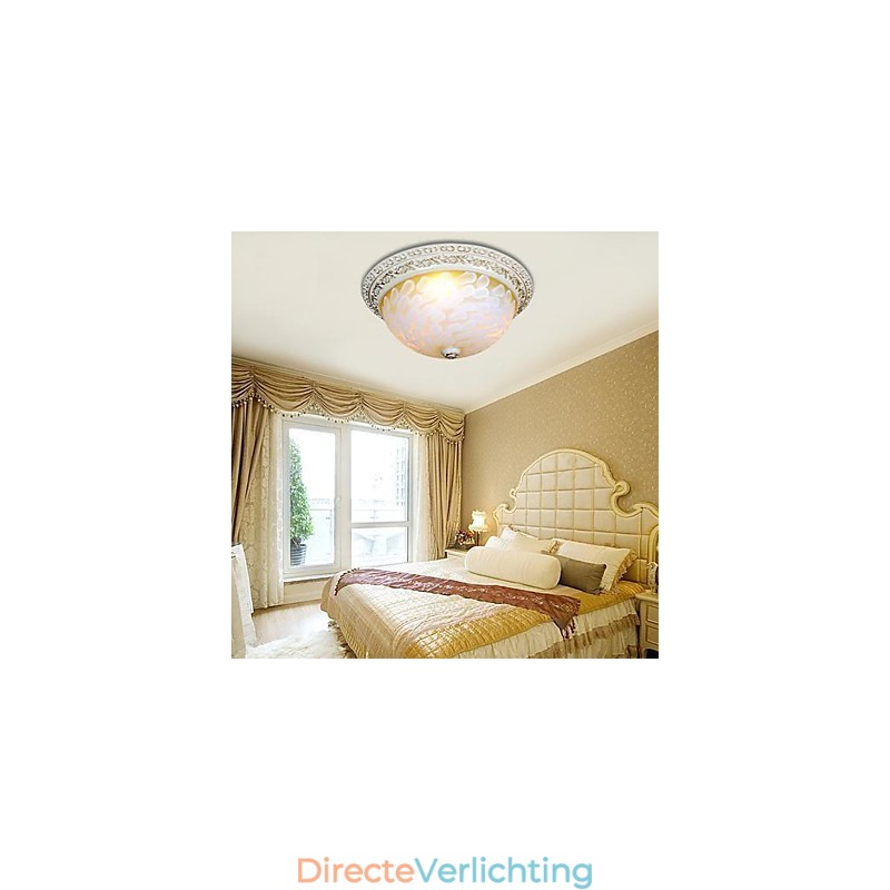 Witte plafondlamp met patroon van glashars en goudkleurig snijwerk in Europese stijl