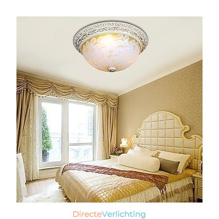 Witte plafondlamp met patroon van glashars en goudkleurig snijwerk in Europese stijl Witte plafondlamp met patroon van glashars en goudkleurig snijwerk in Europese stijl