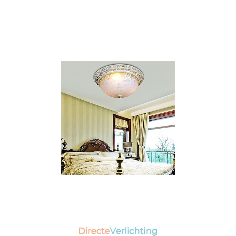 Witte plafondlamp met patroon van glashars en goudkleurig snijwerk in Europese stijl