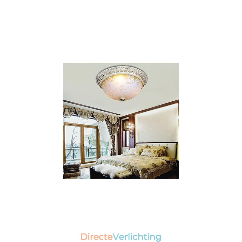 Witte plafondlamp met patroon van glashars en goudkleurig snijwerk in Europese stijl