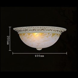 Witte plafondlamp met patroon van glashars en goudkleurig snijwerk in Europese stijl