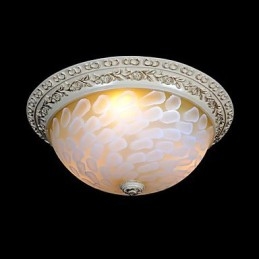 Witte plafondlamp met patroon van glashars en goudkleurig snijwerk in Europese stijl