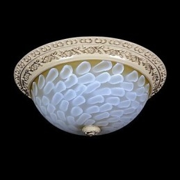 Witte plafondlamp met patroon van glashars en goudkleurig snijwerk in Europese stijl