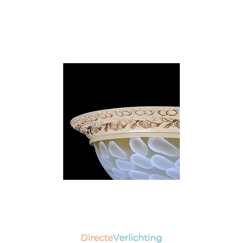 Witte plafondlamp met patroon van glashars en goudkleurig snijwerk in Europese stijl