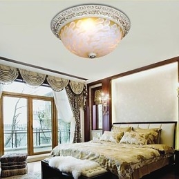 Witte plafondlamp met patroon van glashars en goudkleurig snijwerk in Europese stijl